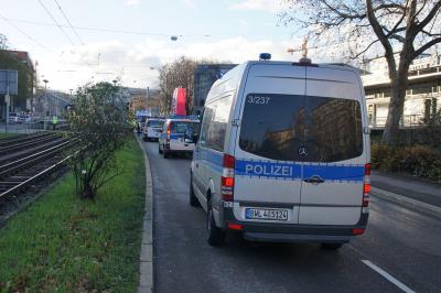 Stuttgart: Fussgaenger uebersieht Stadtbahn und wird schwer verletzt